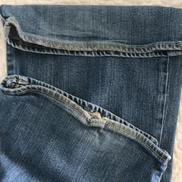 Rock & Republic light wash, low rise, boot leg size 28 jeans - Picture 3 of 5